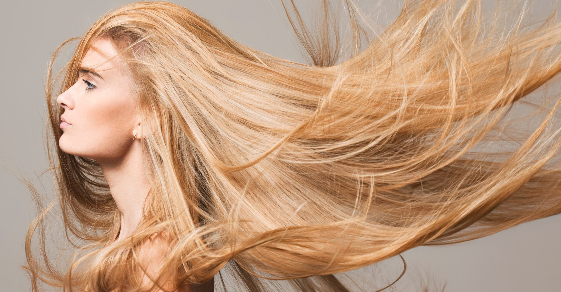 immagine ragazza bionda, con stelo molto lungo che svolazzano